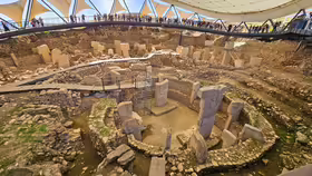 Archeologické nálezisko Göbekli Tepe s kruhovými kamennými stavbami a T-stĺpmi