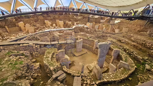 Archeologické nálezisko Göbekli Tepe s kruhovými kamennými stavbami a T-stĺpmi