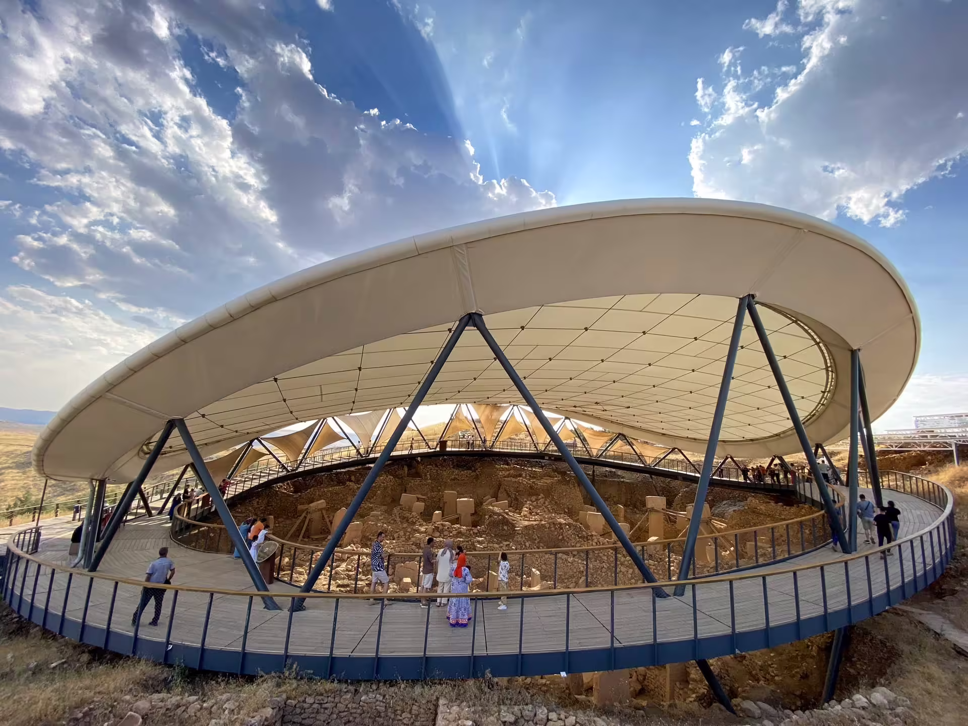 Ochranná strecha a návštevnícky chodník nad vykopávkami Göbekli Tepe