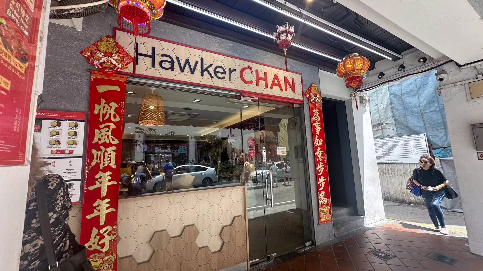 Vstup do Hawker Chan v Singapure s červenými čínskymi dekoráciami