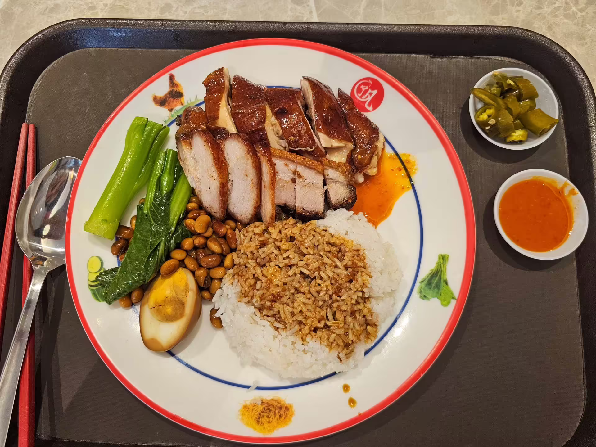 Porcia ryže s pečeným mäsom, zeleninou, vajcom a chilli omáčkou v Hawker Chan