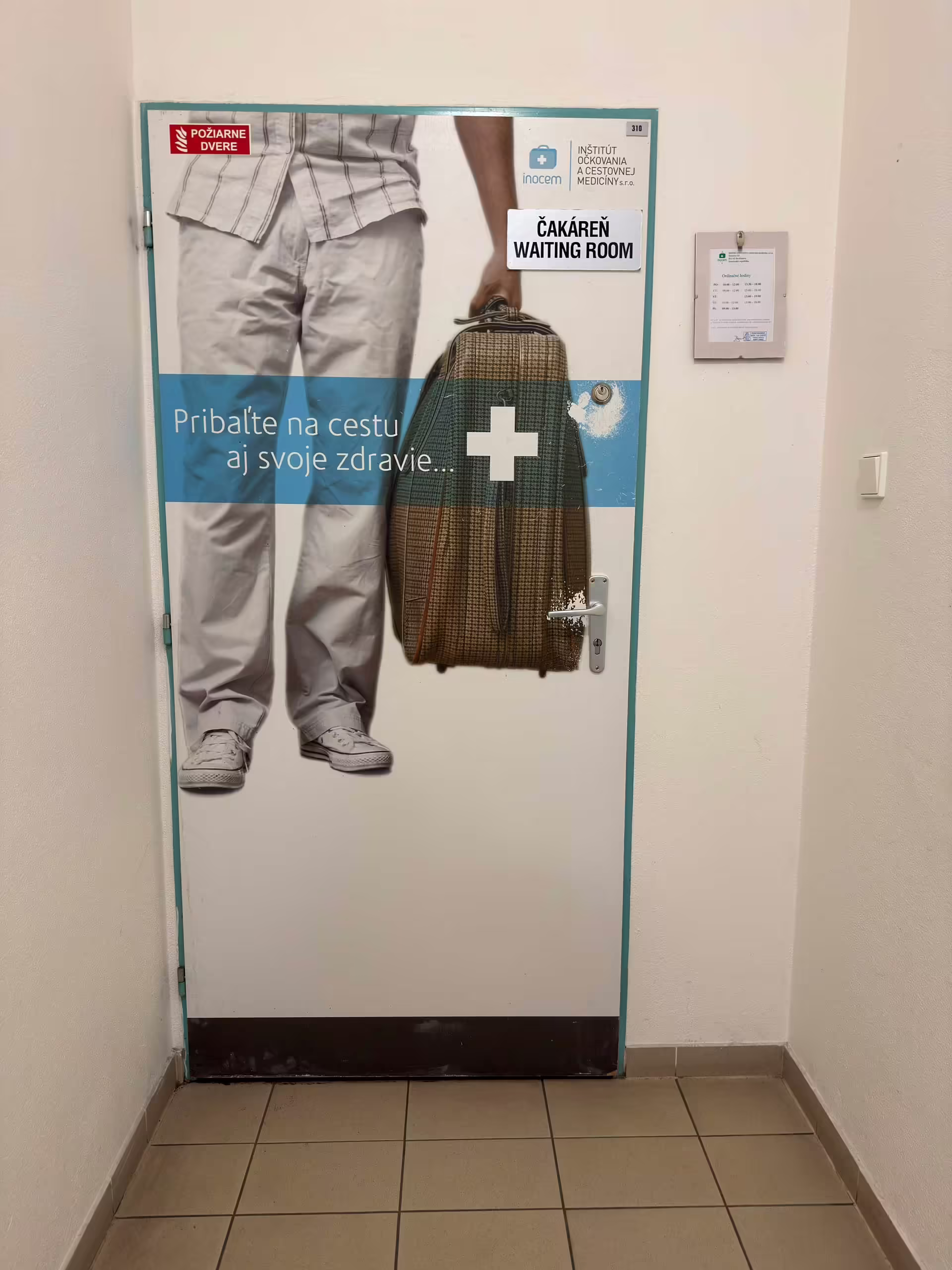 Dvere čakárne INOCEM s obrázkom cestovného kufra a nápisom Pribaľte na cestu aj svoje zdravie.