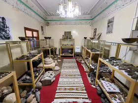 Interiér Musee Industrie Lithique v Laayoune s vitrínami plnými kamenných artefaktov
