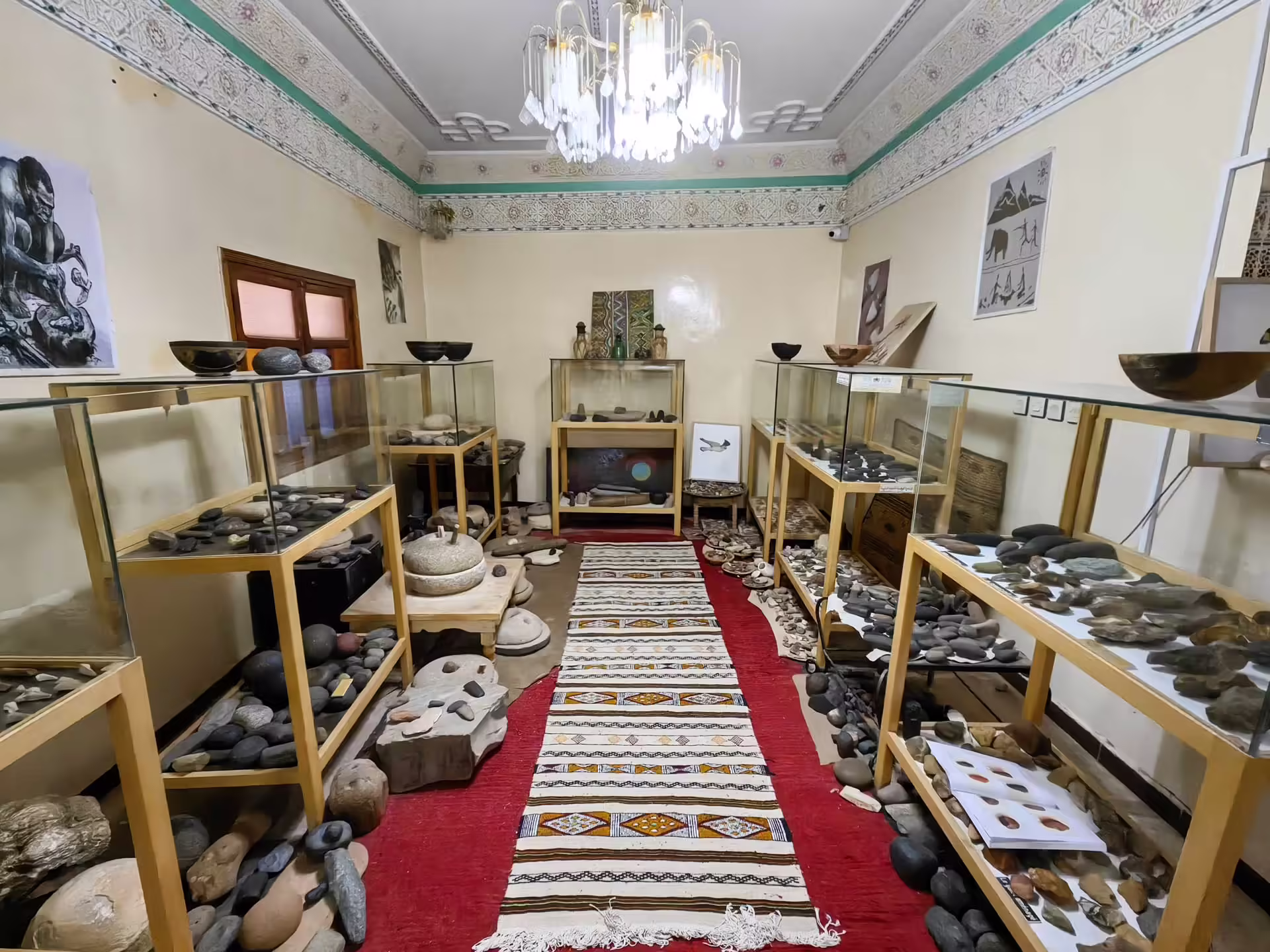 Interiér Musee Industrie Lithique v Laayoune s vitrínami plnými kamenných artefaktov