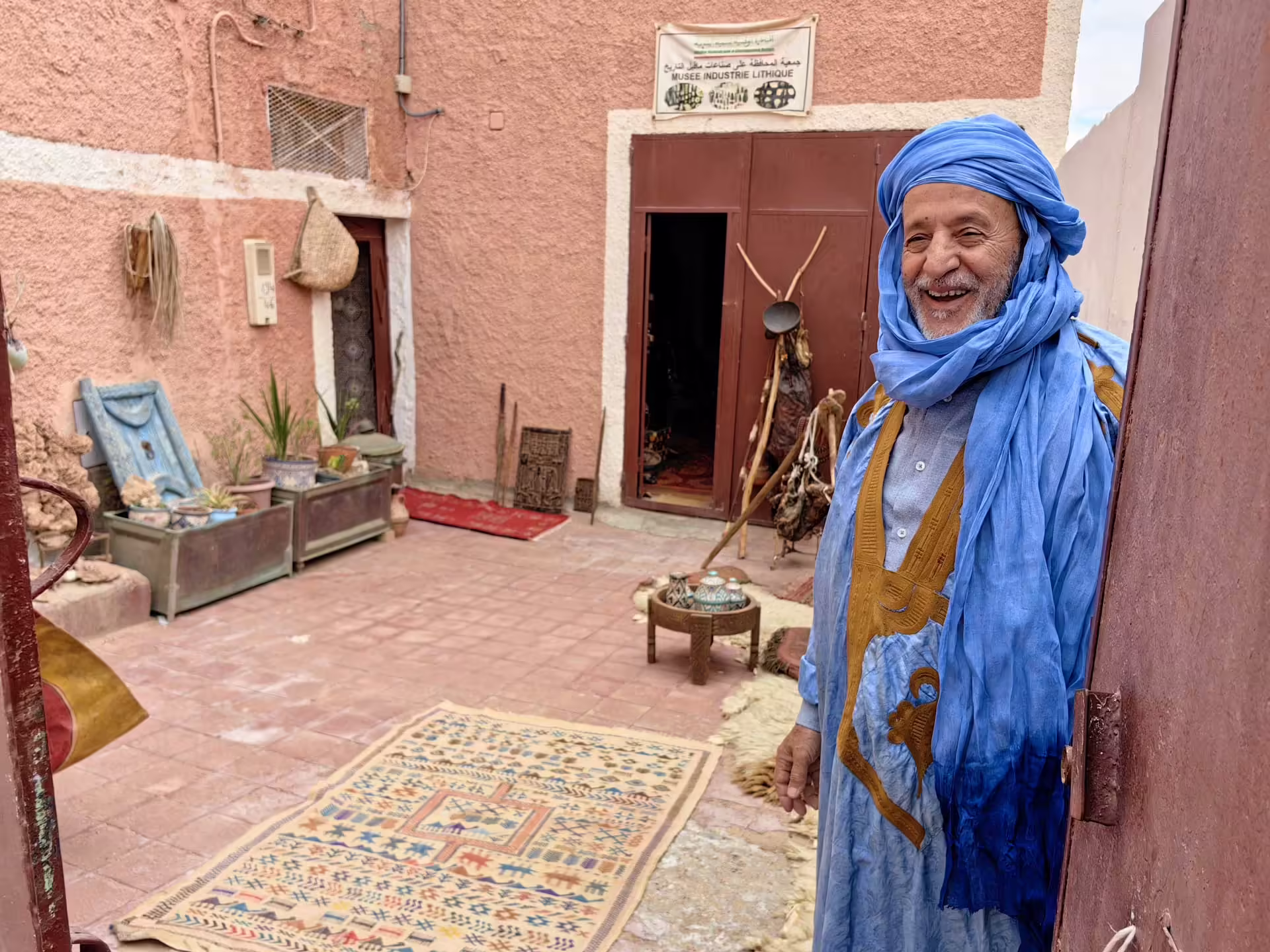 Vstup do Musee Industrie Lithique v Laayoune s tabuľou múzea nad dverami