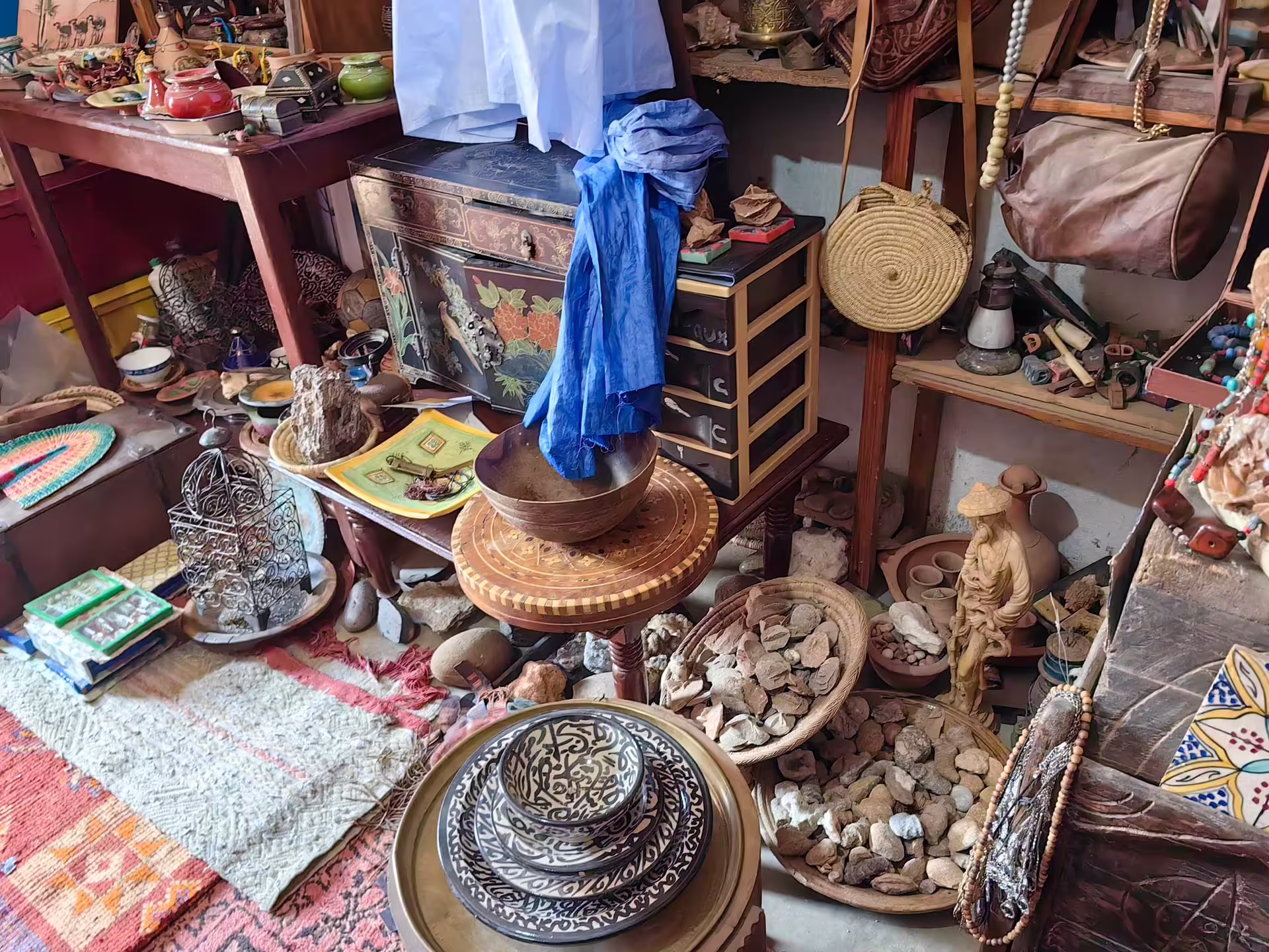 Časť zbierky Musee Industrie Lithique s kameňmi, keramikou, textíliami a remeselnými predmetmi