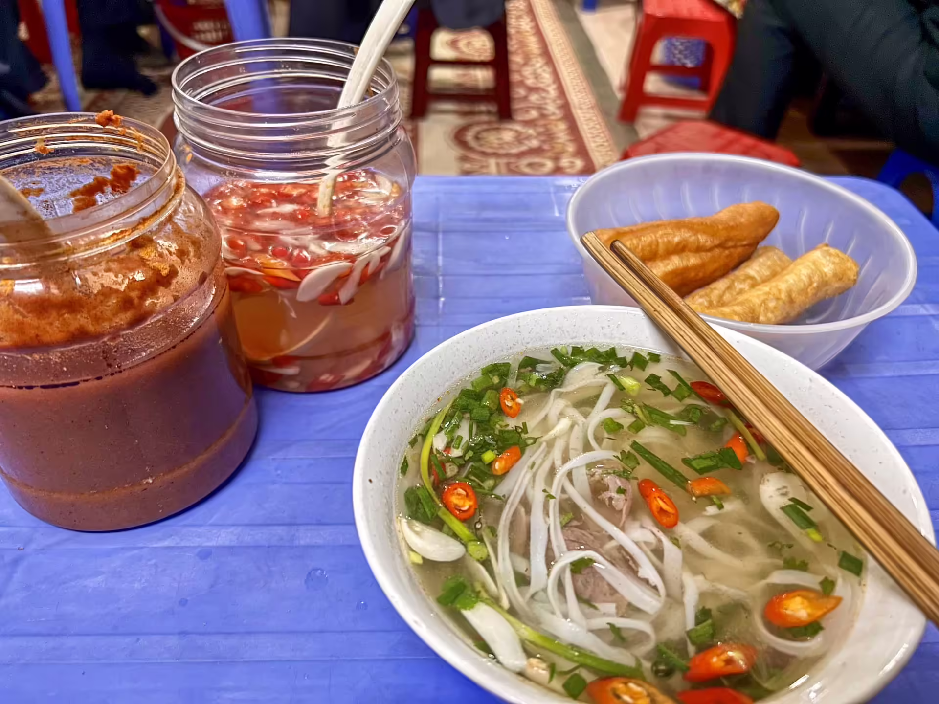 Miska severovietnamského phở v Phở Hàng Trống s čili, nakladaným cesnakom a dầu cháo quẩy