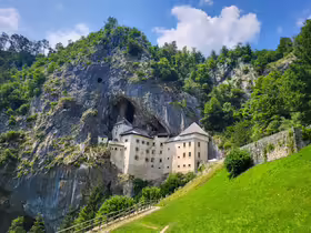 Predjamský hrad zabudovaný do skalného brala v Slovinsku