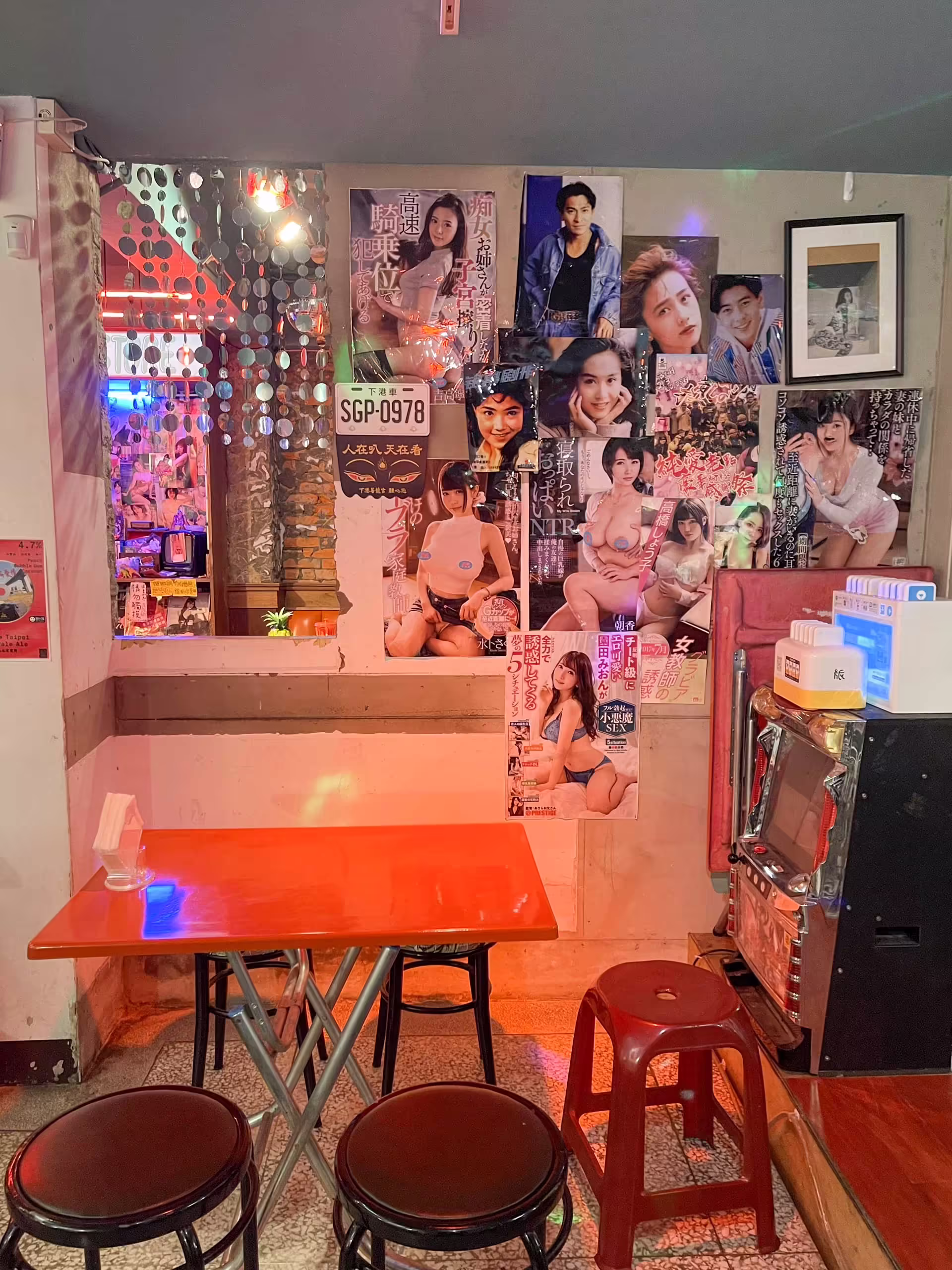 Koláž erotických retro časopisov a plagátov na stene v Pure Love Diner Bar