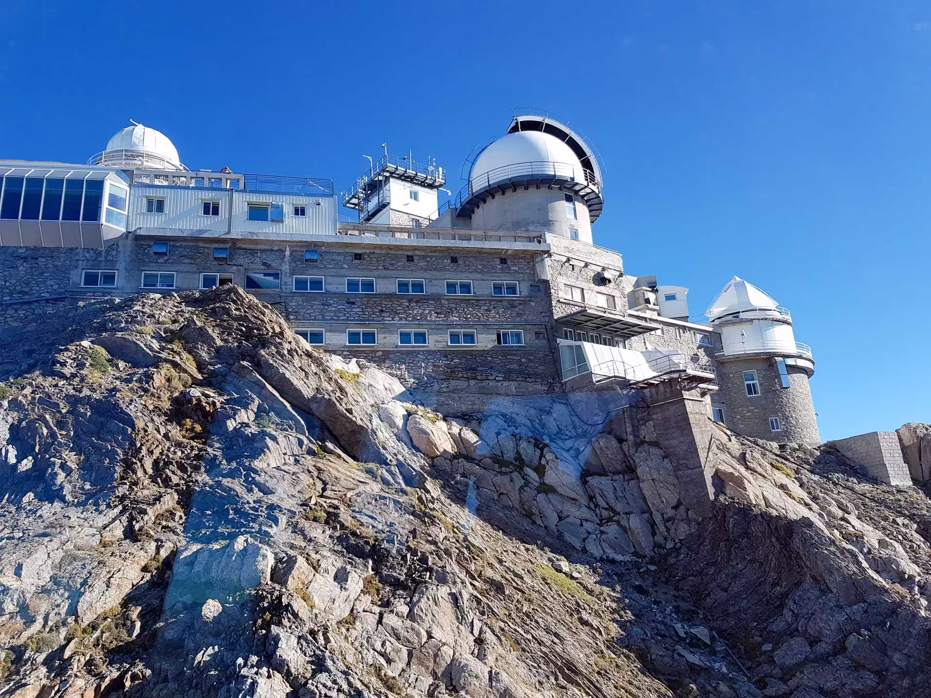 Observatórium Pic du Midi na zasneženom vrchole Pyrenejí