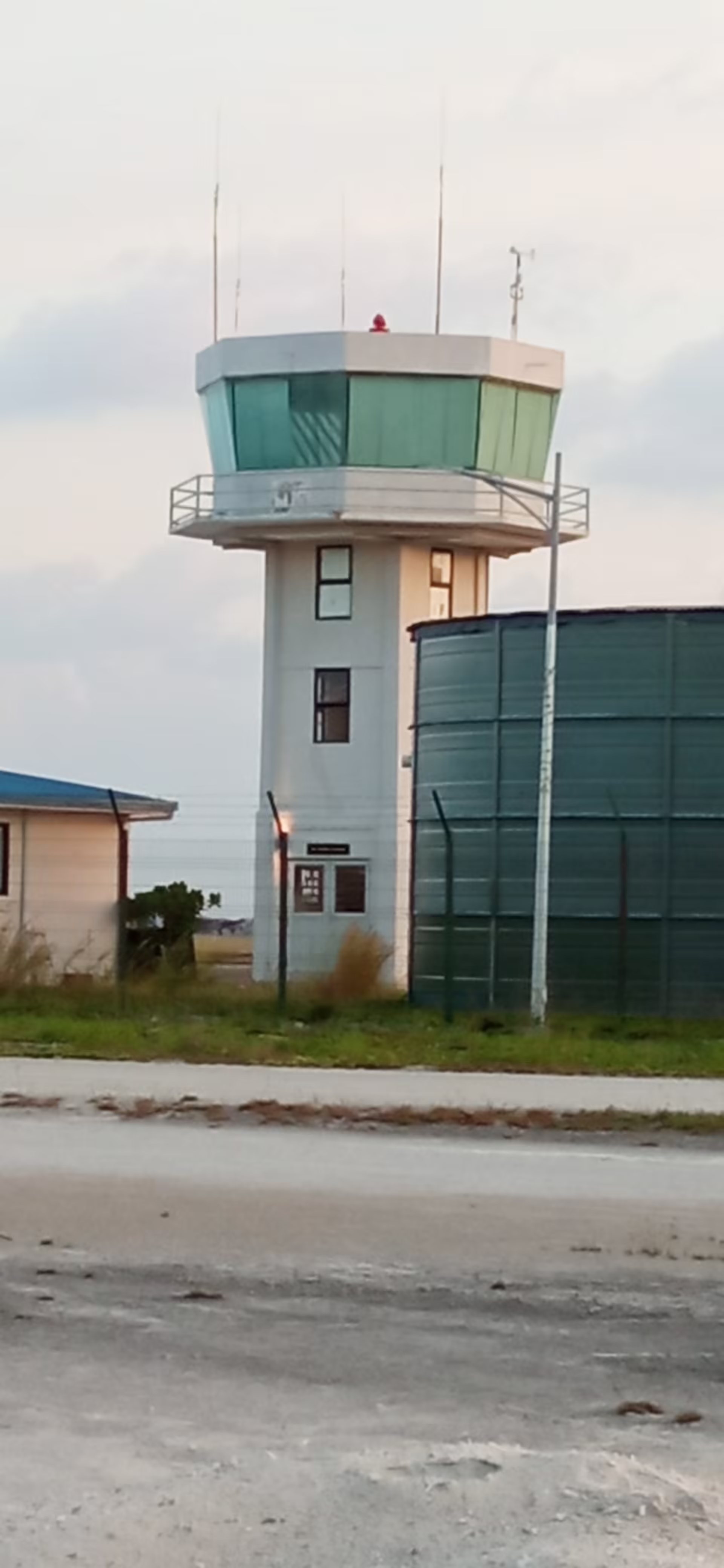 Dhaalu Atoll Airport (DDD)