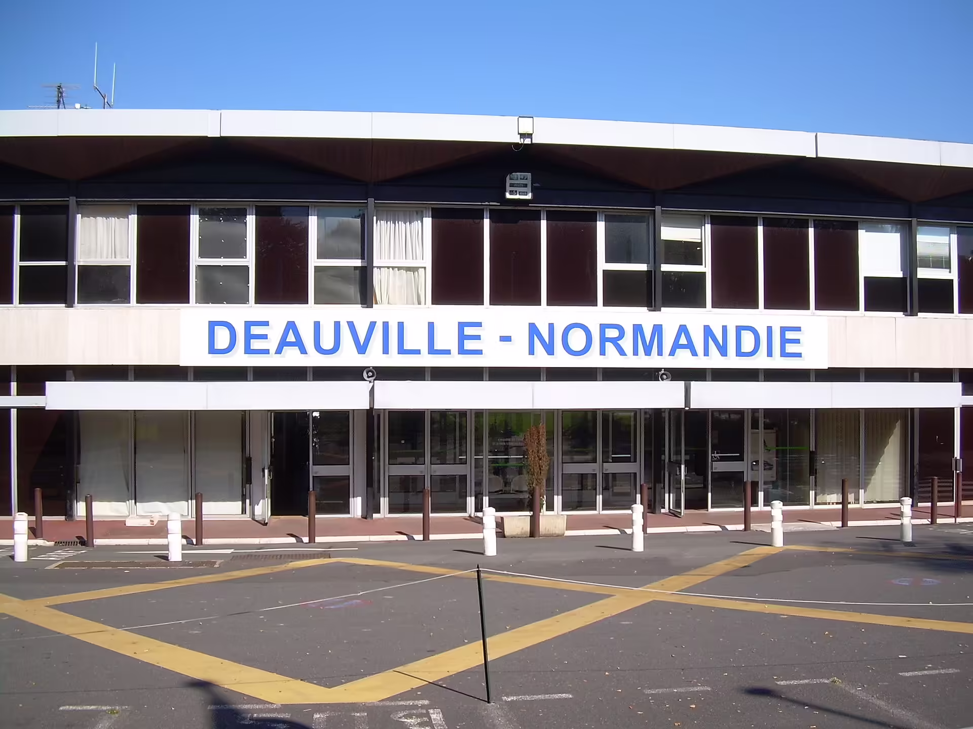 Deauville Normandie airport (DOL)