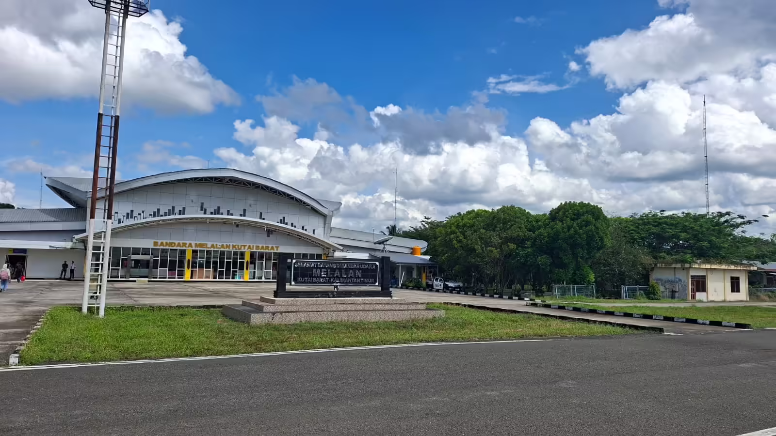 Melalan Airport (GHS)
