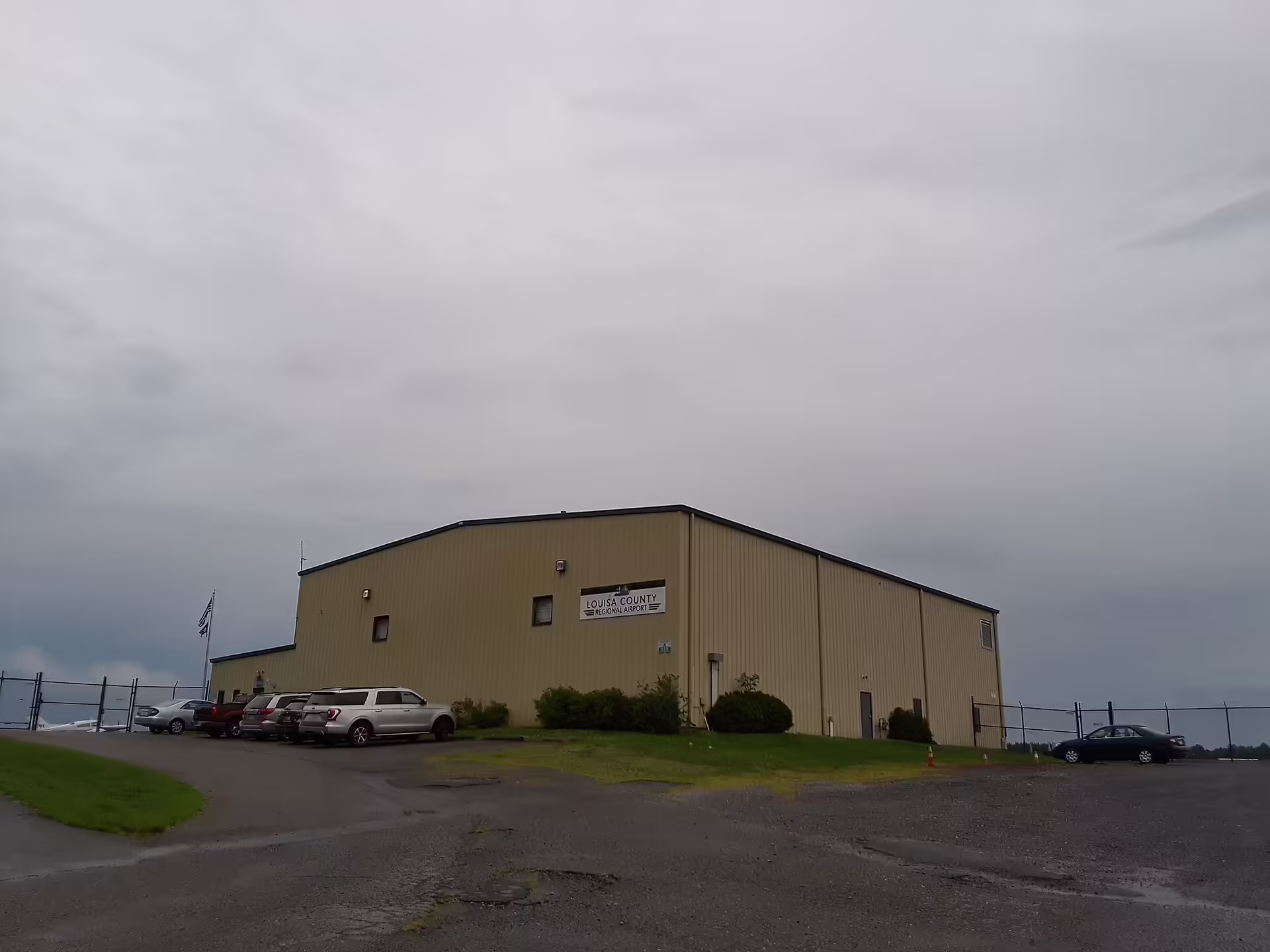 Louisa County Airport / Freeman Field (LOW)