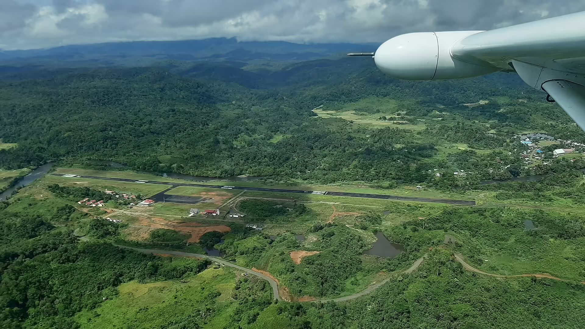 Long Apung Airport (LPU)