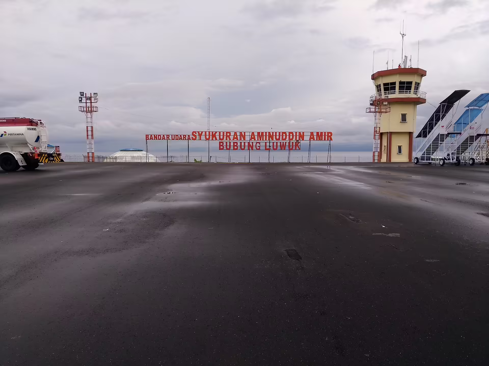 Syukuran Aminuddin Amir Airport (LUW)