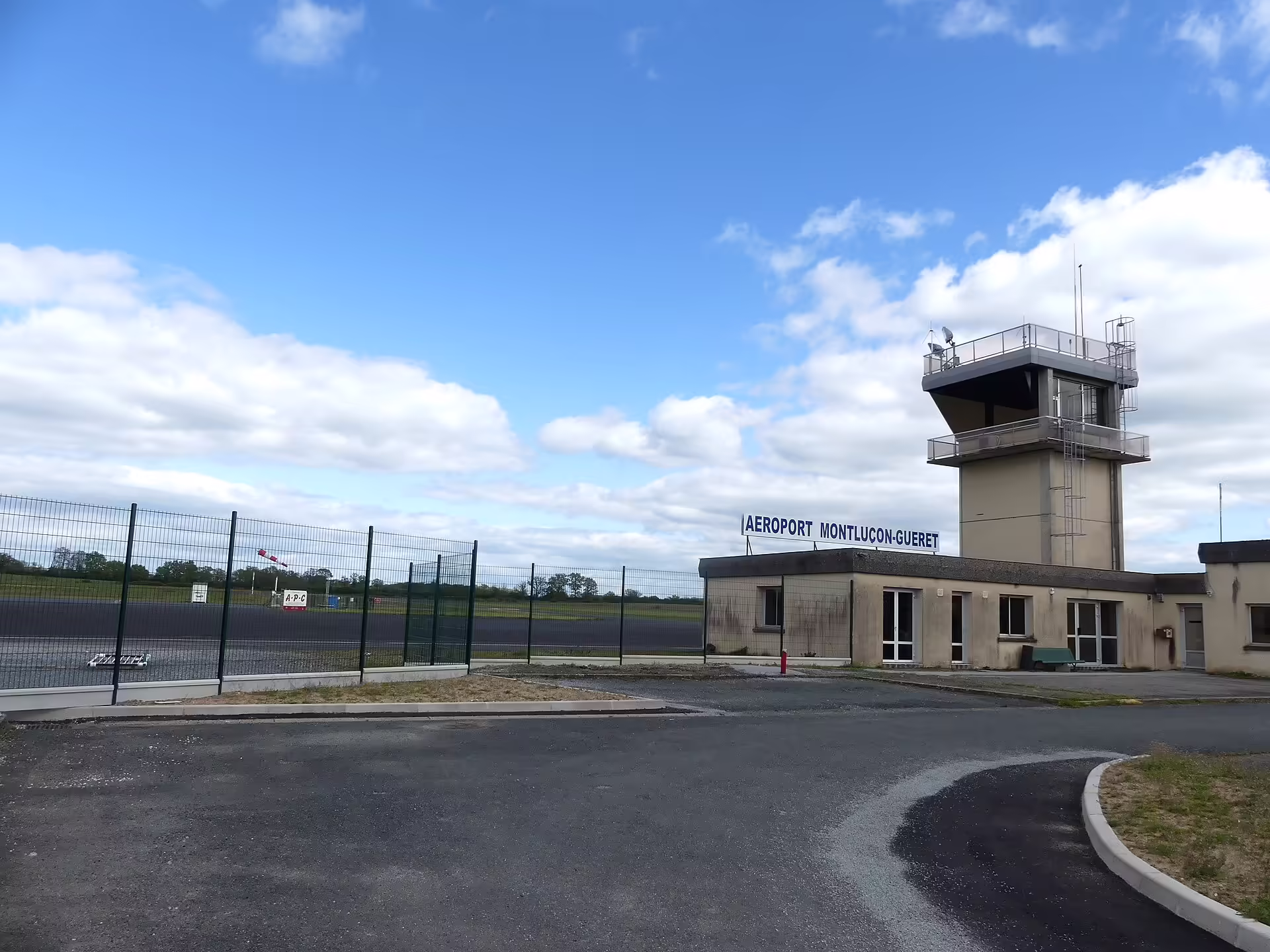 Montluçon-Guéret Airport (MCU)