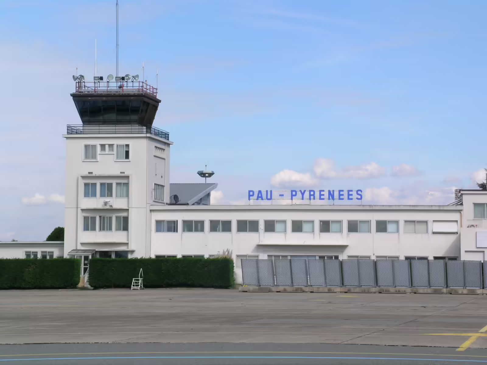 Pau Pyrénées Airport (PUF)