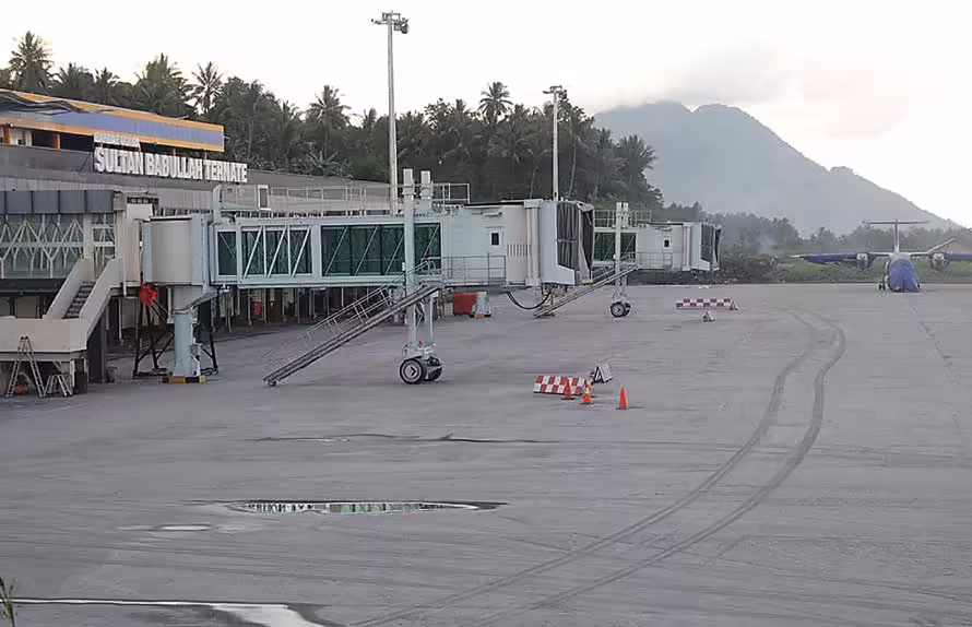 Sultan Babullah Airport (TTE)