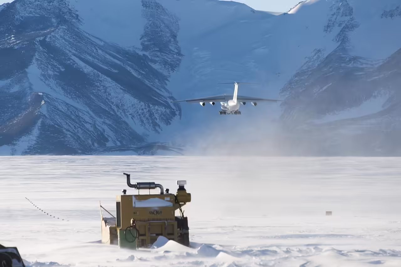 Union Glacier Blue-Ice Runway (UGL)
