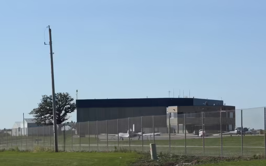 Dodge County Airport (UNU)