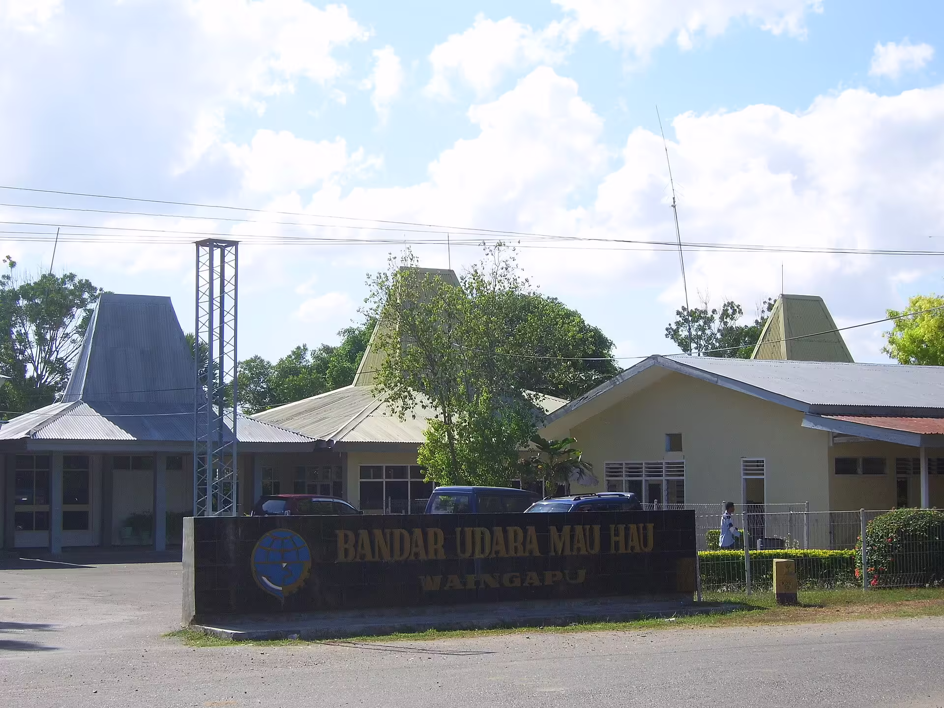 Umbu Mehang Kunda Airport (WGP)