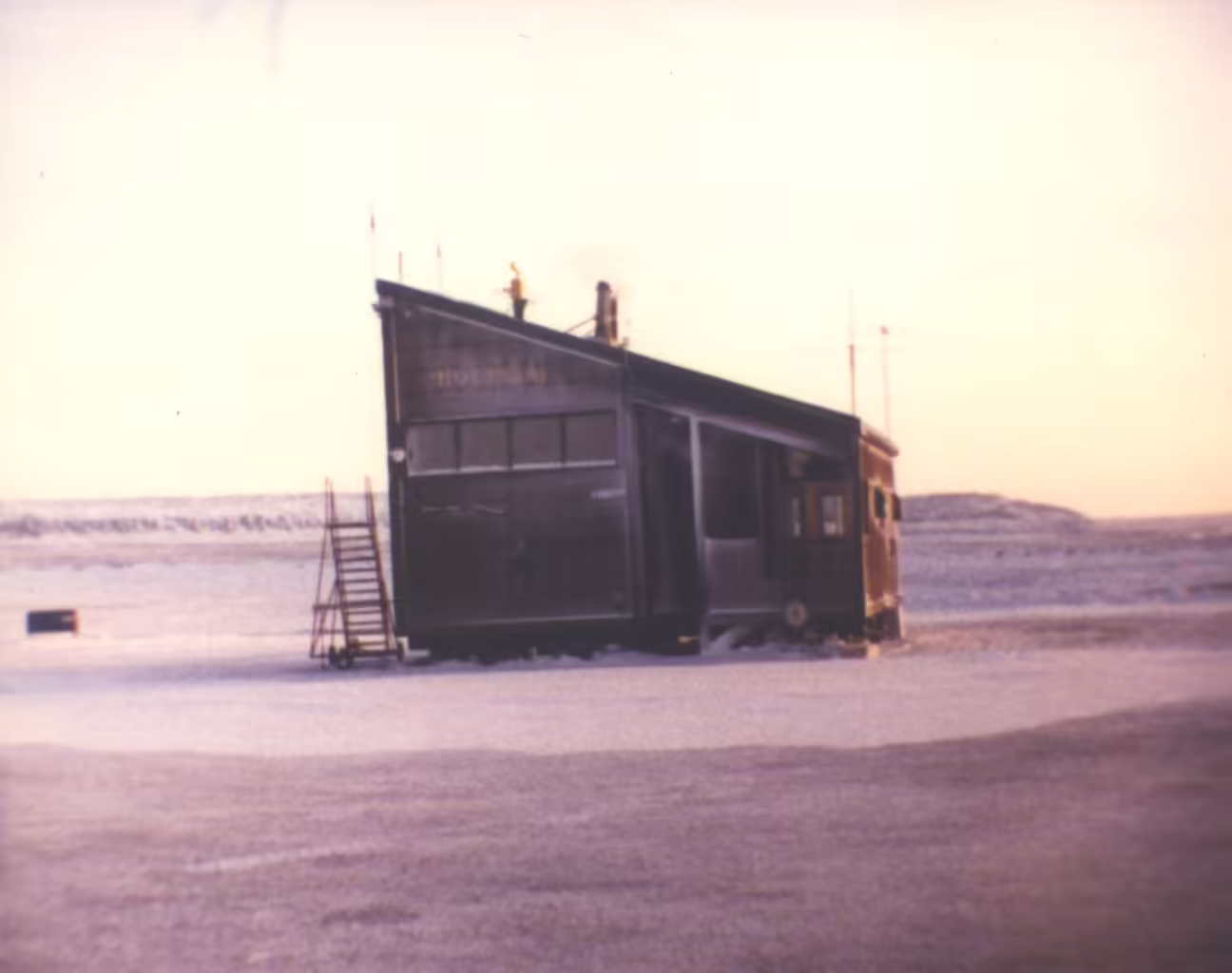 Ulukhaktok Holman Airport (YHI)