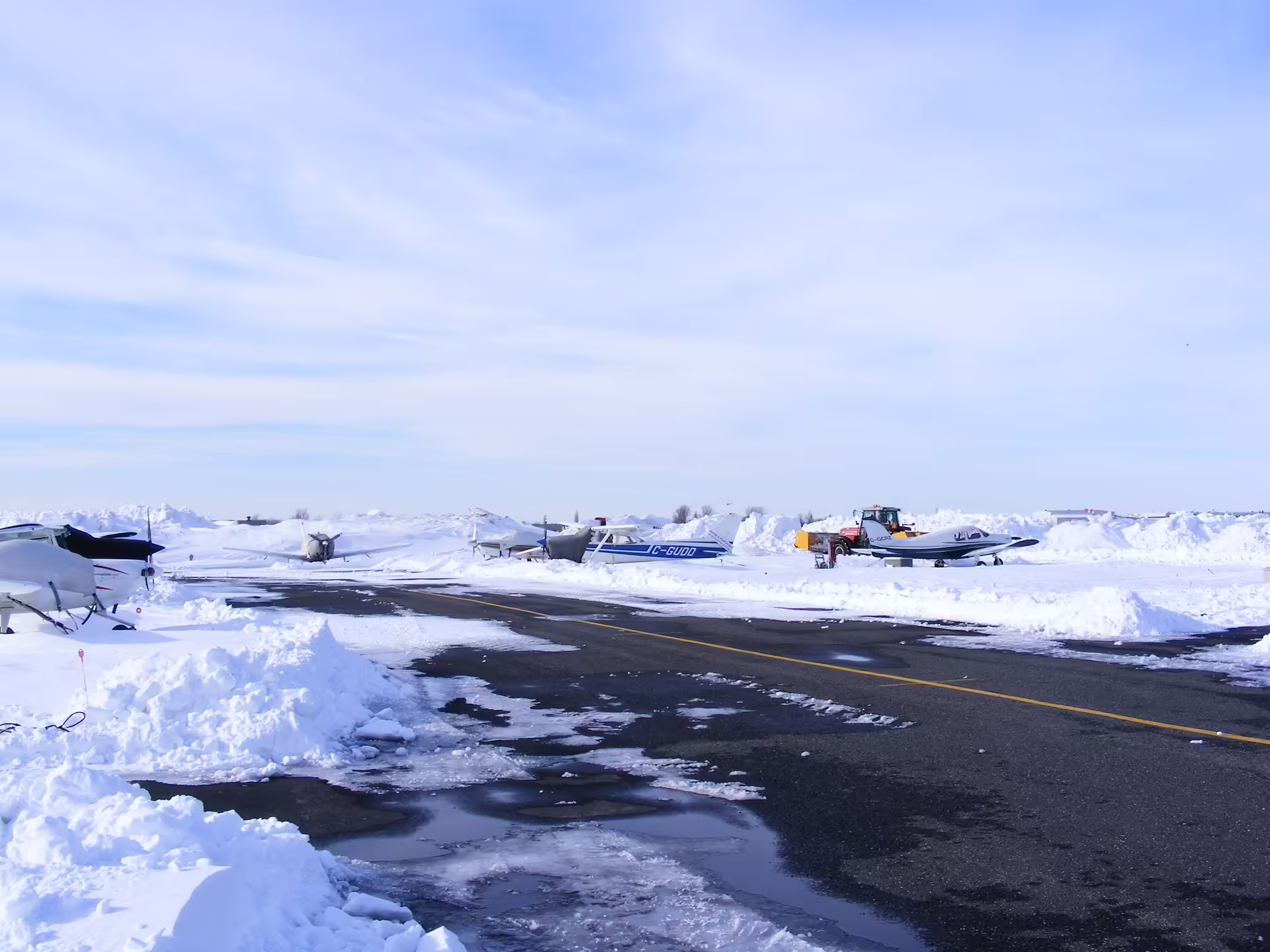 Montréal / Saint-Hubert Metropolitan Airport (YHU)