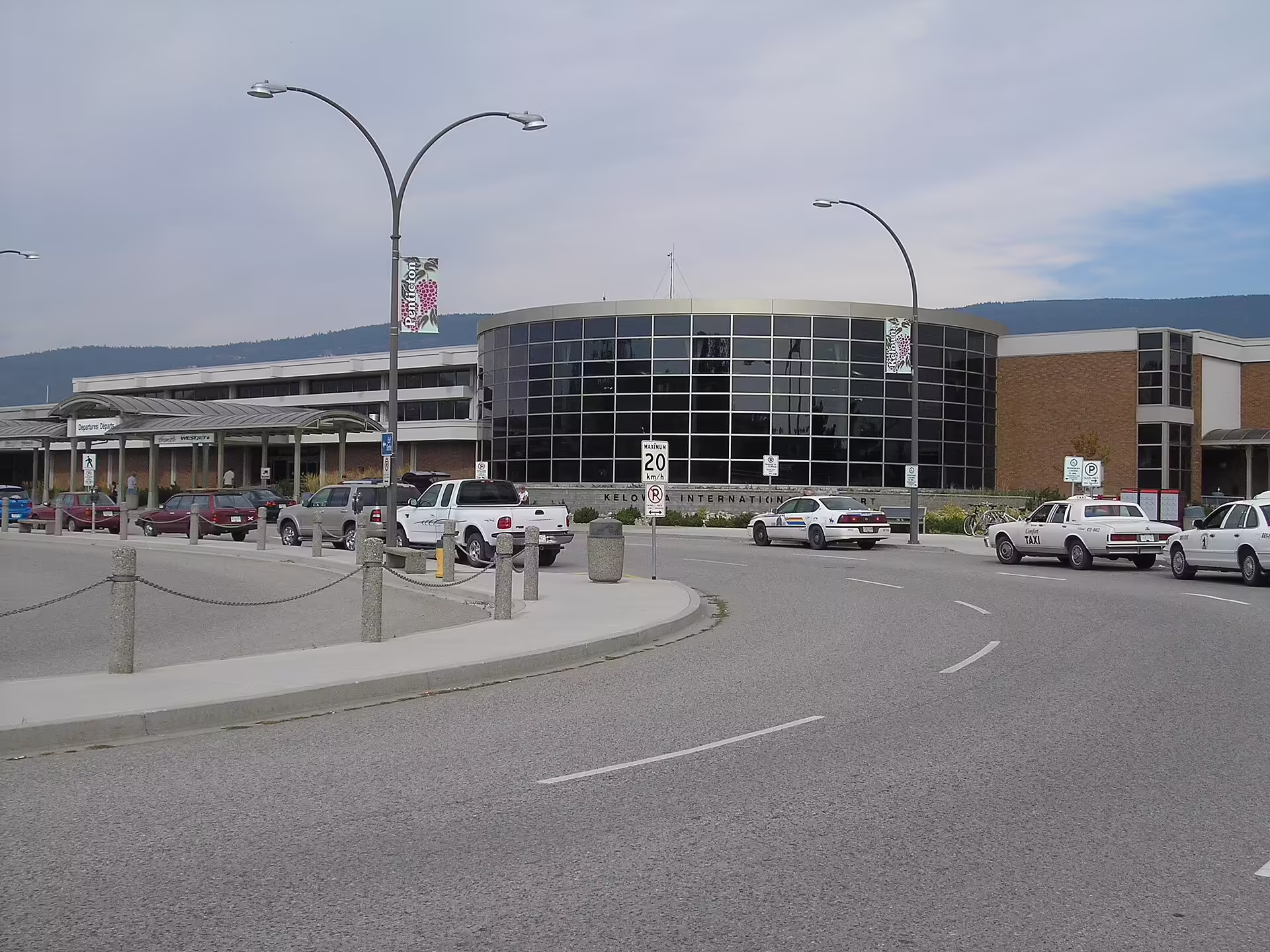 Kelowna International Airport (YLW)