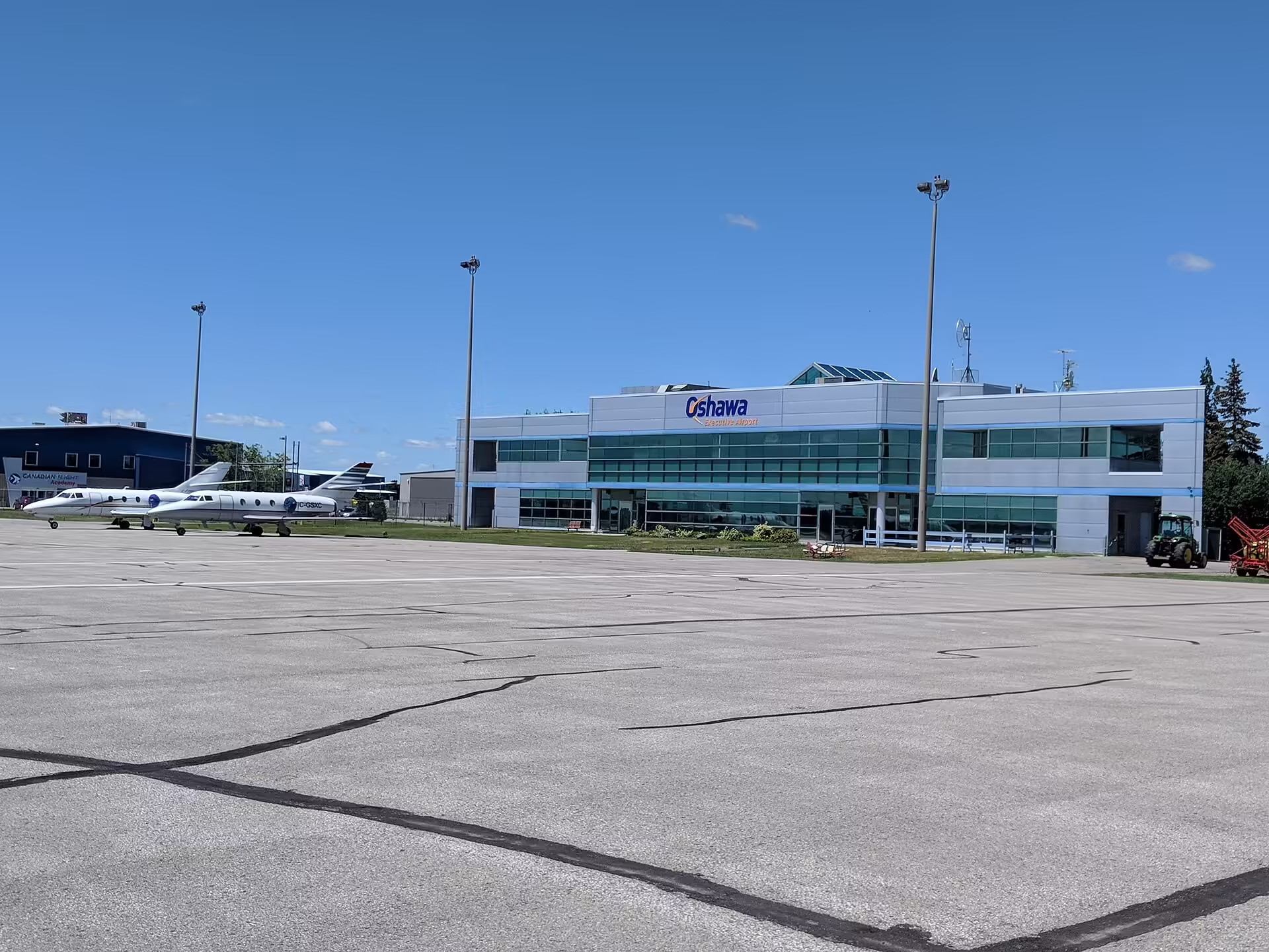 Oshawa Executive Airport (YOO)