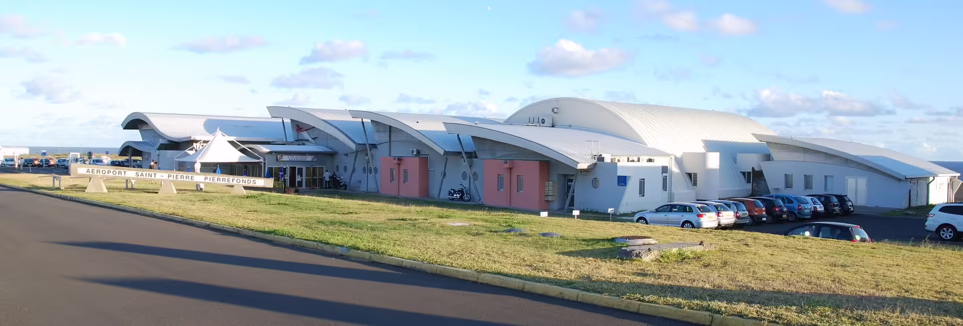 Saint-Pierre Pierrefonds Airport (ZSE)